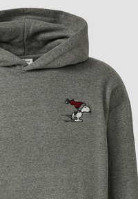 Grauer Hoodie mit weichem Material und einer Kordelzugkapuze. Auf der Brust befindet sich ein kleiner gestickter Snoopy in einem roten Hut.