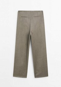 Pantalon beige ajusté avec jambes droites et deux poches passepoilées au dos, présenté à plat sur un fond blanc.