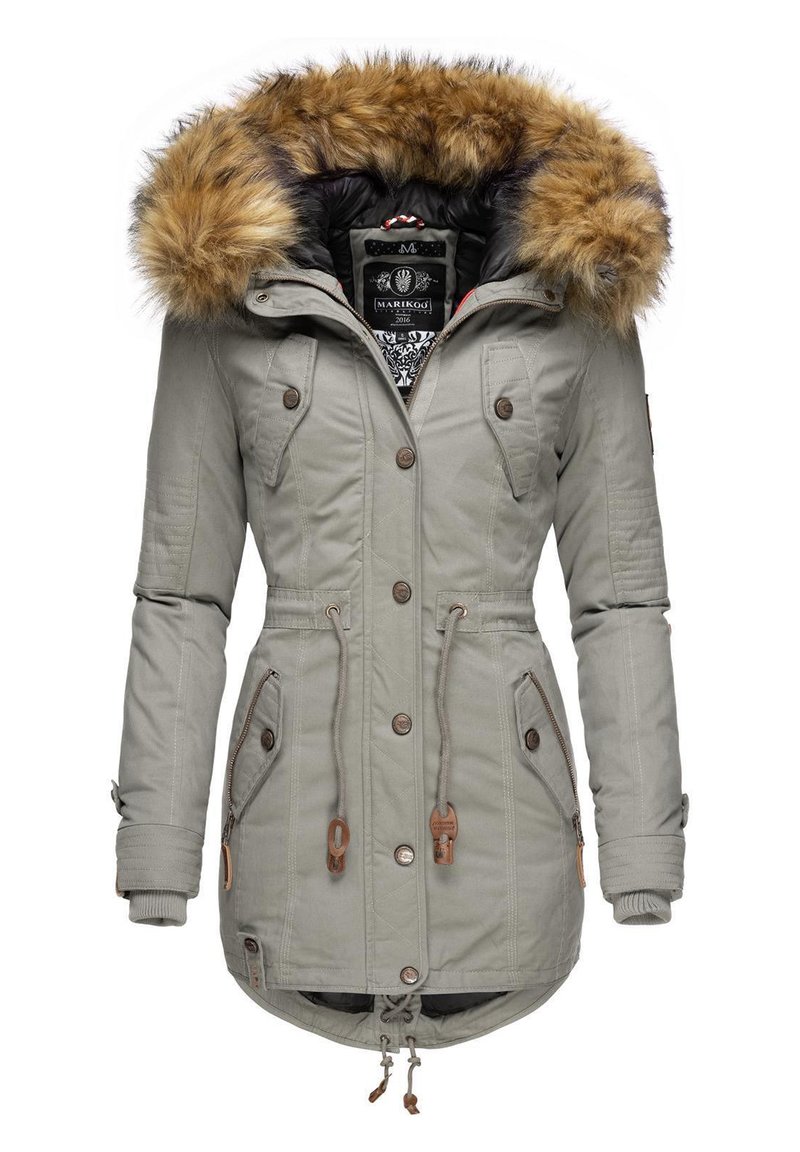 Parka gris con capucha forrada de piel, cierres de botón, cuatro bolsillos frontales, cintura con cordón y acentos de mangas acolchadas.