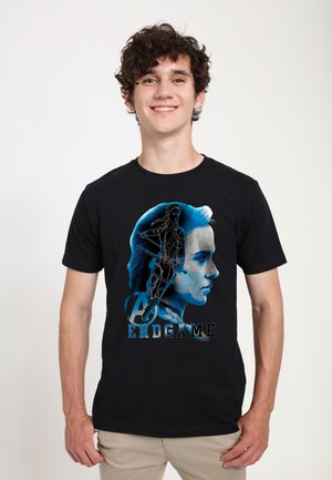 Sort bomulds T-shirt med et blåt grafisk design af en karakters profil og actionscene, med teksten "ENDGAME" nederst.