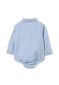 Body de bebé de manga larga en un suave tono azul claro, con cuello de camisa y puños abotonados. Está confeccionado con una tela suave y texturizada, y presenta un dobladillo inferior redondeado.