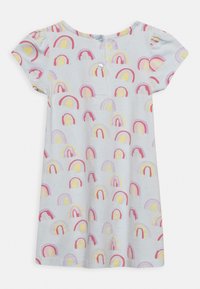 Hellblaues kurzärmliges Kleinkindkleid mit rosa, gelben und lavendelfarbenen Regenbogenmustern und zwei Knöpfen auf der Rückseite zur Befestigung.