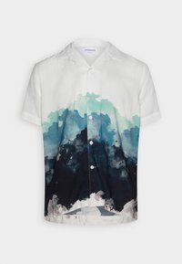 Kortärmad skjorta med knäppning som har ett vitt basfärg med ett mönster i blått och svart akvarell, tillverkad av lättviktig bomull.