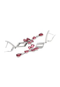 Strieborný šperkový kúsok s ružovými drahokamami v tvare slzy a guľou, s geometrickým vzorom a bezpečným zapínaním.