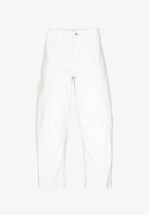 Weiße Jeanshosen mit hoher Taille, lockerem Schnitt, sichtbaren Nähten und zwei Seitentaschen. Kurze, konisch zulaufende Beine mit abgeschnittenem Saum.