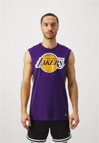 Ljubičasta majica bez rukava s velikim belim i žutim logotipom "Los Angeles Lakers", sa crnim i žutim detaljima sa strane.