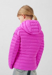 Roze gewatteerd jack met horizontale stiksels, een capuchon en een gladde textuur. De achterkant toont een aangesloten silhouet en een casual stijl.
