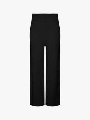 Schwarze weit geschnittene Hose mit dehnbarem Bund, die eine glatte Textur aufweist und keine sichtbaren Muster oder Akzente hat.