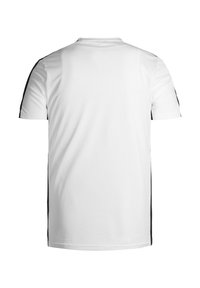 Camiseta atlética blanca de manga corta, con acentos laterales negros y cuello redondeado; fabricada en un tejido transpirable y texturizado.