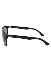 Ochelari de soare din plastic negru cu lentile închise. Caracteristici includ un cadru drept, gros și un accent de marcă pe tâmpla ochelarilor. Reflexie a luminii vizibilă.