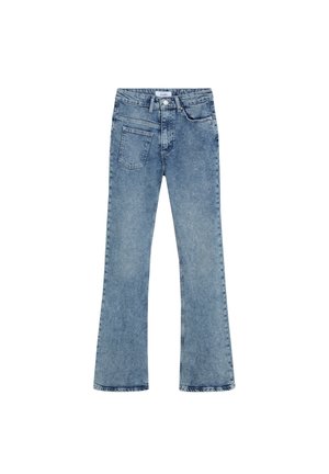 Vaqueros de mezclilla azul con cintura alta, piernas rectas, bolsillos delanteros y laterales, y cierre de botón sobre fondo blanco.