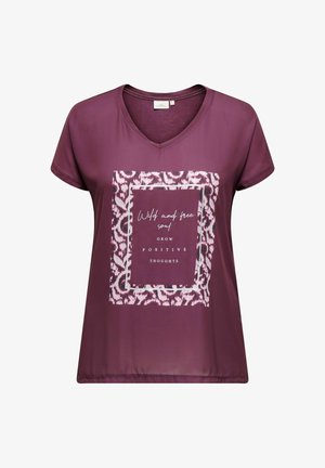 Top z V-izrezom in kratkimi rokavi v globoki vijolični barvi. Na sredini je tisk z besedilom in vzorčastim okvirjem v svetlejših barvah. Gladek tekstilni material.