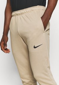 Nike Performance TAPER - Jogginghose - khaki/black