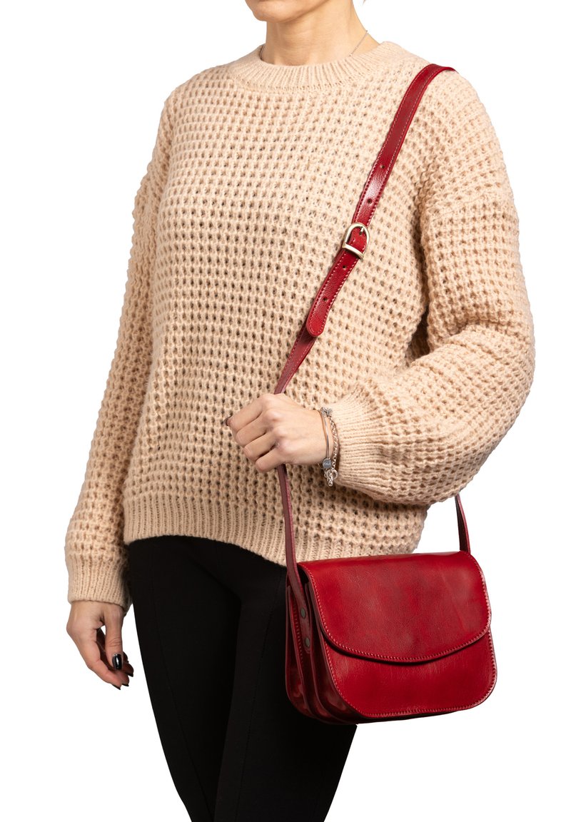 Borsa a tracolla rossa in pelle con chiusura a patta e tracolla regolabile, caratterizzata da una consistenza liscia e dettagli di cucitura sottili.