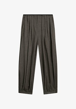 Donkere grijze pantalon met fijne krijtstrepen, een geplooide voorkant en taps toelopende pijpen die eindigen in manchetten met knopen.