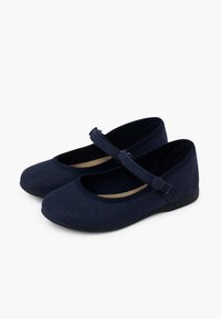 Marineblaue Textil-Ballettschuhe mit runder Zehenform und einem Riemen über dem Spann. Weicher Stoff mit einer flachen, flexiblen schwarzen Sohle.