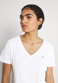 Tommy Jeans SLIM SOFT V NECK TEE 2 PACK - Basic T-shirt - black/white