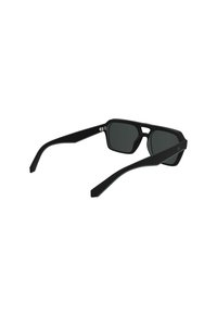 Occhiali da sole neri con montatura rettangolare, lenti scure e aste dritte. Materiale leggero con finitura opaca e dettagli hardware minimali.
