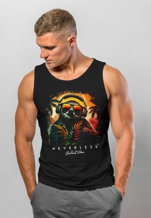 Schwarzes Tanktop mit einem bunten Grafikdesign eines Faultiers mit Kopfhörern, umgeben von Palmenblättern und einem Sonnenuntergangshintergrund, sowie dem Text "NEVERLESS Chillout Vibes."