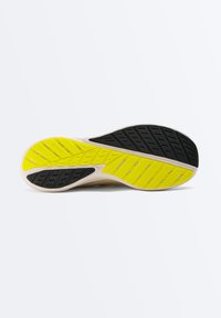 Semelle d'une chaussure de sport avec des sections de grip en caoutchouc noir et jaune vif sur une base beige.