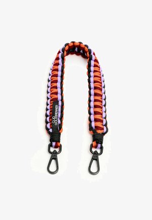 Vlechtband in oranje, paars en zwarte paracord met aan beide uiteinden twee metalen clips. Bevat een stoffen label met de merknaam.