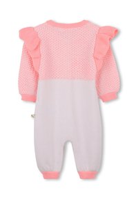 Gehaakte baby romper in roze en lichtpaars met gestructureerde bovenkant, volants op de schouders en geribbelde boorden aan de mouwen en benen.