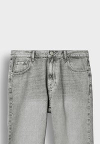 Jeans en denim gris avec poches avant, passants de ceinture et fermeture par bouton sur un fond clair.