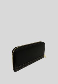 Portafoglio in pelle nera con chiusura a zip, caratterizzato da una parte superiore testurizzata, accessori in oro e una sezione inferiore decorata.