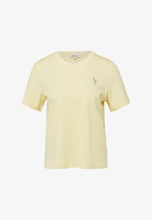 Lichtgele T-shirt met korte mouwen, ronde hals en een kleine roze bloemenborduursel op de linkerborst.