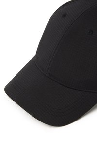 Schwarze Baseballkappe mit strukturiertem Muster, gebogenem Schirm und gestickten Details. Hergestellt aus einem glatten, leichten Stoff.