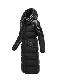 Sort puffer-jakke med en skinnende finish, lang længde, oversized hætte og kontrasterende mat panel. Har lynlås- og knaplukninger samt sidelommer.