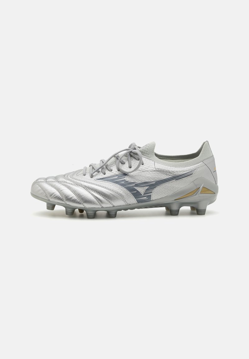 Zilveren voetbalschoen met een gestructureerde bovenkant, vetersluiting en zes gemouldde studs. Accenten zijn onder andere een blauw logo en gouden details.