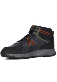 Czarne sneakersy typu high-top z pomarańczowymi i zielonymi akcentami, z chropowatą cholewką, solidną gumową podeszwą oraz grubymi sznurowadłami. Stylowy, sportowy design.