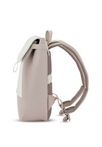 Zaino con una morbida palette di colori beige e bianco, un esterno in tessuto opaco, spallacci imbottiti regolabili e una chiusura a ribalta.