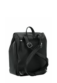 Mochila de cuero negro con un acabado texturizado, que cuenta con un asa superior, correas ajustables y un compartimento con cremallera.