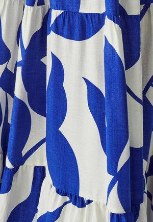 Blå og hvid mønstret stof med store bladvormede motiver; blød tekstur, letvægts og sammenfoldede sektioner, der skaber et lagdelt udseende.