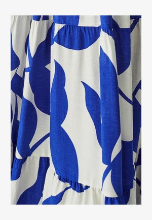 Blauw en wit gestreepte stof met grote bladvormen; zachte textuur, lichtgewicht en geplooide secties die een gelaagd uiterlijk creëren.