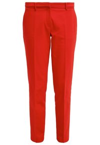 Pantalon rouge sur mesure longueur cheville avec passants de ceinture et plis sur le devant, présenté sur fond blanc.