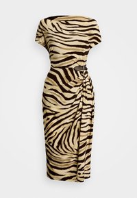 Sukienka na jedno ramię w beżowo-brązowe paski zebry, wykonana z gładkiego materiału, z marszczeniem z boku i wyrazistym paskiem w talii.