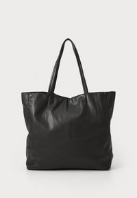 Črna torba iz gladke umetne usnje z dvema dolgima ročajema in prostornim, odprtim dizajnom. Ima minimalne linije in brez dodatkov.
