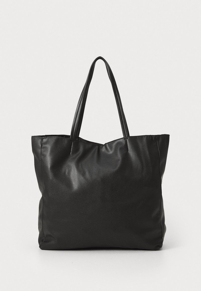 Črna torba iz gladke umetne usnje z dvema dolgima ročajema in prostornim, odprtim dizajnom. Ima minimalne linije in brez dodatkov.