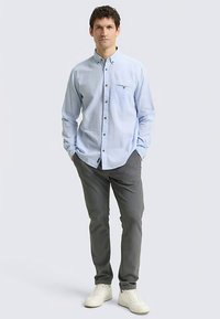 TOM TAILOR REGULAR FIT - Camicia - blue stripy structure