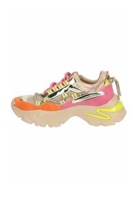 Sneakers chunky con un design multicolore e accenti metallici. I materiali includono mesh, suede e gomma. Suola spessa e testurizzata.