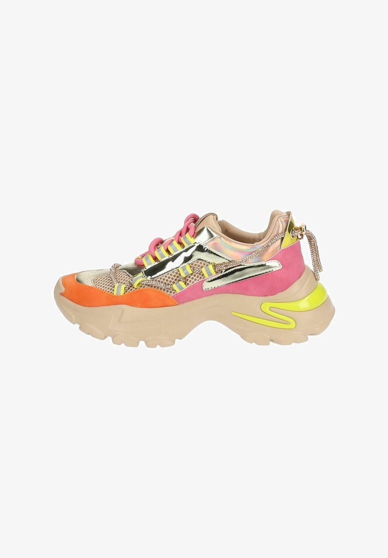 Sneakers chunky con un design multicolore e accenti metallici. I materiali includono mesh, suede e gomma. Suola spessa e testurizzata.
