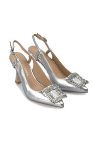 Tacchi slingback argentati con punta affusolata, finitura metallica e dettaglio quadrato di strass decorativi sul davanti. Design con tacco a blocco.