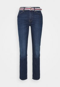 Pantalones vaqueros de mezclilla azul oscuro con un diseño de pierna recta, que cuentan con un cinturón de rayas multicolores y un suave desvanecimiento en la parte delantera.