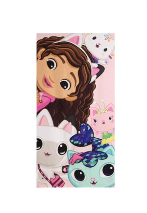 Mädchen mit lockigem braunem Haar, das ein Stirnband mit Katzenohren trägt, umgeben von vier bunten Cartoon-Katzenfiguren vor einem rosafarbenen Hintergrund.