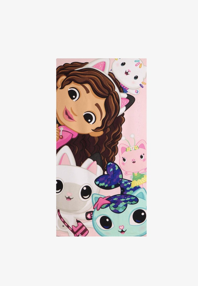 Mädchen mit lockigem braunem Haar, das ein Stirnband mit Katzenohren trägt, umgeben von vier bunten Cartoon-Katzenfiguren vor einem rosafarbenen Hintergrund.