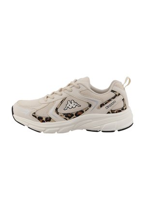 Beżowy sneaker Kappa z panelami z siateczki, akcentami w panterkę, białą podeszwą, wiązaniem na sznurowadła oraz logo marki z boku.