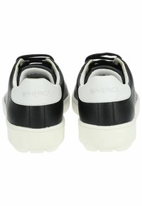 Sneaker bianco e nero con tomaia in pelle liscia, punta rotonda, linguetta sul tallone a contrasto e suola in gomma bianca spessa.